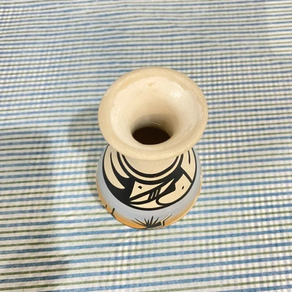 Navajo Cedar Mesa Handpainted and Etched Pottery Vase  5in - Signed - Picture 2 of 10